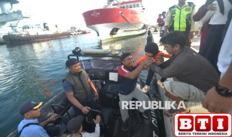 bakamla-bantu-pengangkutan-penumpang-ke-pulau-tertinggal