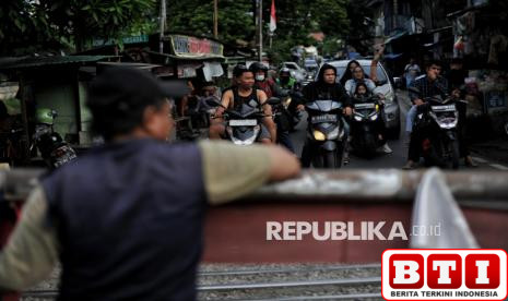 duduk-perkara-portal-kereta-yang-dipasang-kai-viral-usai-dibongkar-pemkab-jember-dan-warga