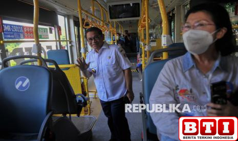 momen-pramono-anung-berangkat-kerja-naik-transjakarta