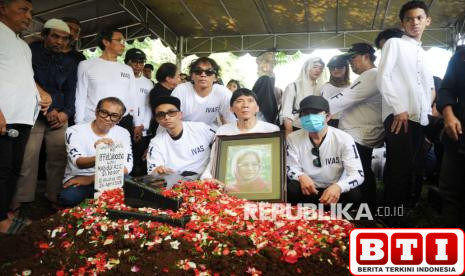 personel-slank-antarkan-bunda-iffet-ke-persemayaman-terakhir