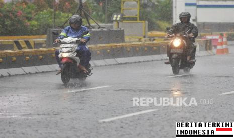 prakiraan-cuaca-hari-ini-makassar-berawan-27-april-2025