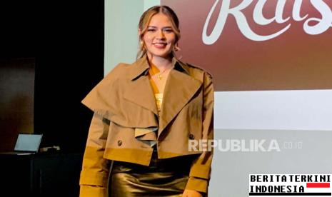 raisa-ikut-tempel-stiker-di-peti-jenazah-gitaris-seringai-ricky-siahaan