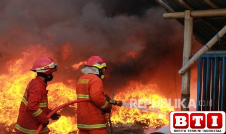 17-mobil-damkar-berusaha-padamkan-rumah-terbakar-di-cipinang