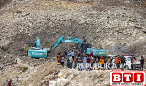 400-petugas-dikerahkan-cari-delapan-yang-tertimbun-longsor-gunung-kuda-cirebon