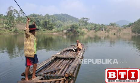 agar-bisa-datang-ke-sekolah-nera-harus-bertaruh-nyawa-sebrangi-perairan-waduk-saguling