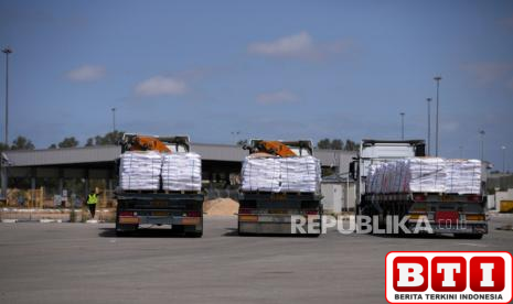 akhirnya-100-truk-bantuan-kemanusiaan-masuk-gaza-palestina