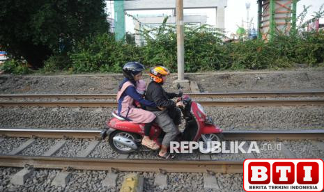 aksi-nekat-pengendara-motor-di-jakarta-lintasi-rel-kereta-demi-cepat-sampai