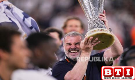 ange-postecoglou-spesialis-trofi-pada-musim-kedua-bawa-tottenham-juara-liga-europa