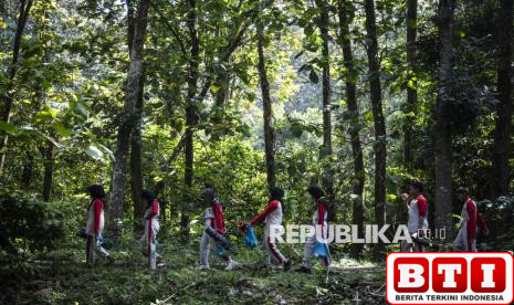antusiasme-pelajar-di-semarang-ikuti-kegiatan-terapi-hutan
