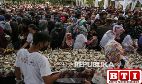 antusiasme-warga-ikuti-pembagian-ribuan-soto-khas-semarang