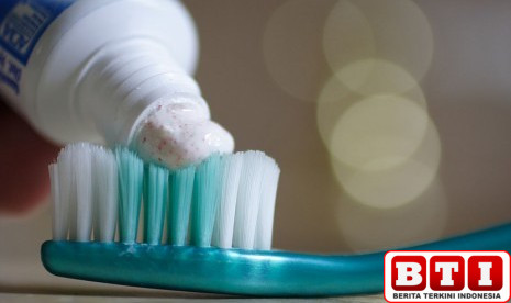 bahaya-tersembunyi-pasta-gigi-charcoal-ini-kata-dokter-gigi