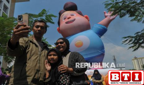 balon-raksasa-don-dari-film-jumbo-jadi-incaran-foto-pengunjung-kota-tua