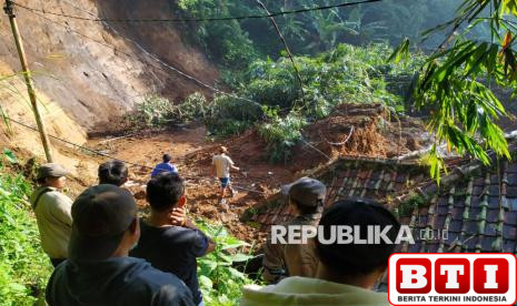 banjir-dan-longsor-kepung-lembang-sejumlah-pemancing-alami-luka