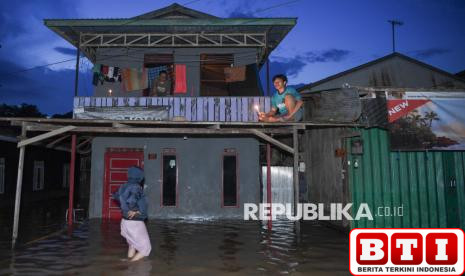 banjir-rendam-permukiman-warga-di-samarinda-warga-bertahan-di-atap-rumah