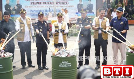 bea-cukai-sidoarjo-musnahkan-rokok-dan-miras-ilegal-senilai-rp-19-miliar