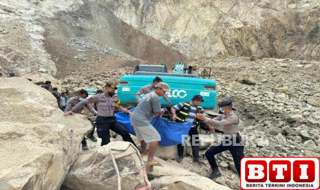 belasan-warga-masih-tertimbun-longsor-galian-c-gunung-kuda-cirebon-korban-tewas-terus-bertambah