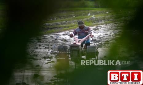 contoh-nyata-dukung-ketahanan-pangan-bupati-aceh-besar-layanan-bajak-sawah-gratis