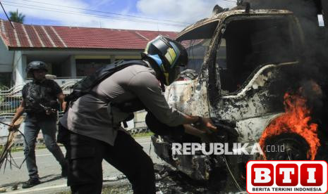 demo-tolak-kenaikan-ukt-di-kampus-uncen-ricuh-truk-polisi-dibakar-massa