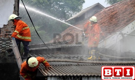 dihuni-odgj-sebuah-rumah-di-cirebon-kebakaran