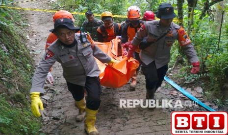 dua-jenazah-korban-longsor-trenggalek-berhasil-ditemukan