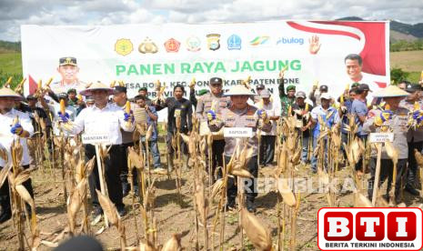 dukung-ketahanan-pangan-nasional-kapolri-dan-mentan-panen-jagung