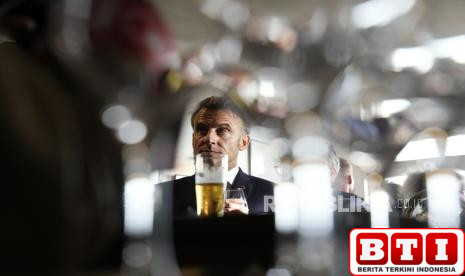 foto-close-up-meja-macron-jadi-bukti-kantor-kepresidenan-prancis-bantah-narasi-pesta-kokain