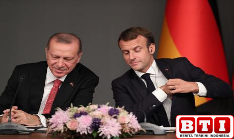 gaya-erdogan-dan-macron-berjabat-tangan-hebohkan-warganet-ada-apa