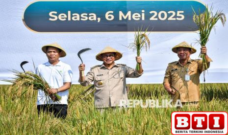 gubernur-pramono-panen-padi-program-contract-farming-di-karawang