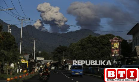 gunung-dukono-erupsi-tinggi-kolom-abu-capai-500-meter