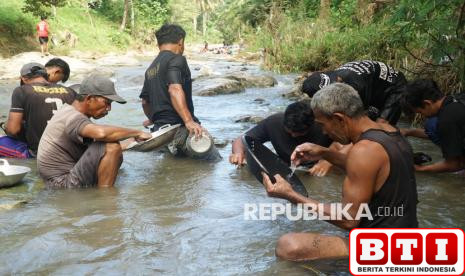 heboh-warga-berburu-butiran-emas-di-sungai-kalibambang-tulungagung