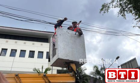 jaga-estetika-kota-kominfosan-yogya-tata-kabel-fiber-optik-yang-semrawut