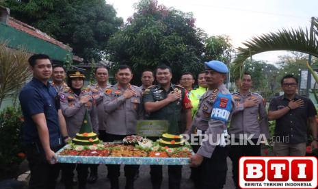 jaga-kekompakan-tni-polri-kapolres-indramayu-bawa-tumpeng-ke-kodim-di-hut-kodam-siliwangi