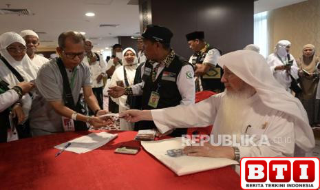 jamaah-haji-asal-aceh-terima-uang-hasil-wakaf-baitul-asyi-rp-87-juta-per-orang