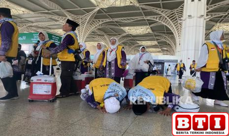 jamaah-pekanbaru-sujud-syukur-setibanya-di-bandara-madinah