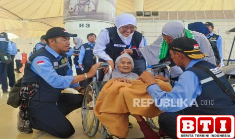 jamaah-ri-berusia-109-tahun-tiba-di-tanah-suci-alhamdulillah-mbah-tekan-kene