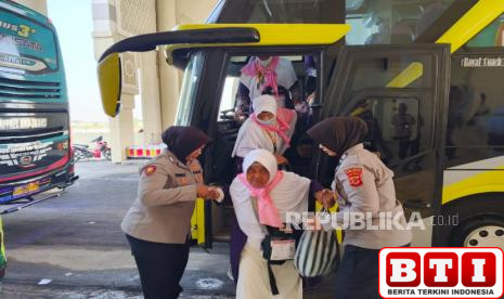 jelang-berangkat-ke-tanah-suci-calhaj-dapat-pengamanan-dan-pelayanan-dari-polres-indramayu