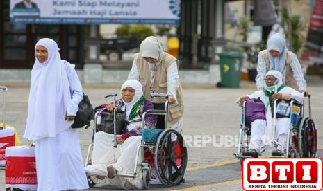 kemenag-sumbar-gunakan-kokarde-khusus-bagi-jamaah-calon-haji-lansia