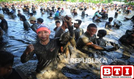 keseruan-ngubek-empang-tradisi-menangkap-ikan-ala-betawi-depok