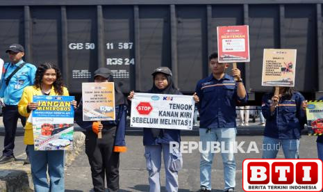 komunitas-railfans-gelar-aksi-kampanye-keselamatan-di-perlintasan-kereta-api