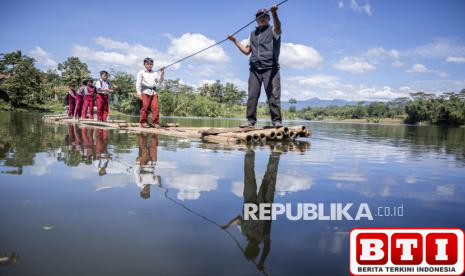 lapor-pak-dedi-pelajar-di-cililin-terpaksa-berangkat-sekolah-naik-rakit