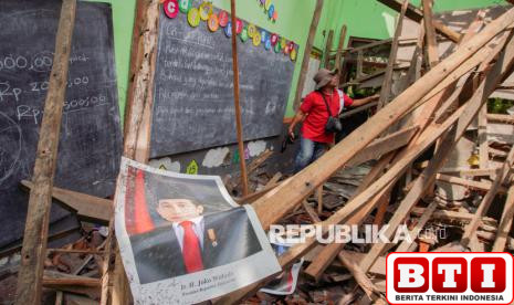 lapuk-dimakan-usia-bangunan-sdn-kutorenon-3-lumajang-ambruk