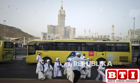 layanan-bus-shalawat-dibatasi-jamaah-haji-diimbau-sholat-jumat-di-masjid-hotel