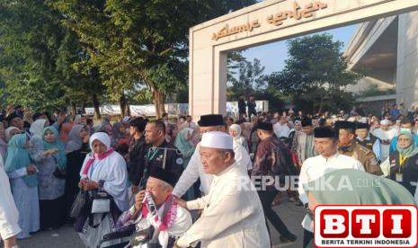 lepas-390-calon-jamaah-haji-kloter-pertama-tangsel-wali-kota-maksimalkan-ibadah