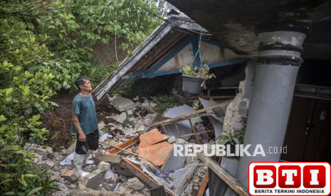 longsor-kembali-terjang-wilayah-lembang-bandung-enam-rumah-warga-rusak