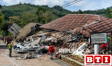 longsor-timbun-kantor-desa-dan-rumah-warga-di-nagreg