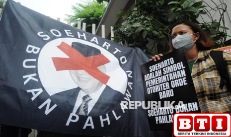 massa-gelar-aksi-penolakan-pemberian-gelar-pahlawan-untuk-soeharto