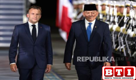 mendarat-di-halim-presiden-macron-disambut-menhan-sjafrie-sjamsoeddin-dan-menlu-sugiono