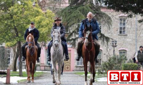 menunggang-kuda-dari-spanyol-ke-makkah-tiga-sahabat-ini-tunaikan-haji-bersejarah