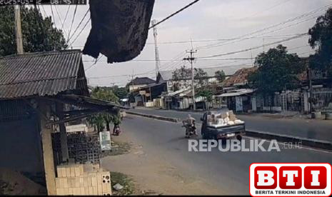 nyelonong-nyebrang-jalan-ibu-ibu-bermotor-di-indramayu-ditabrak-grandmax