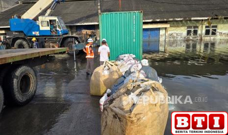 pagar-blok-pelabuhan-tanjung-emas-semarang-jebol-akibat-cuaca-ekstrem
